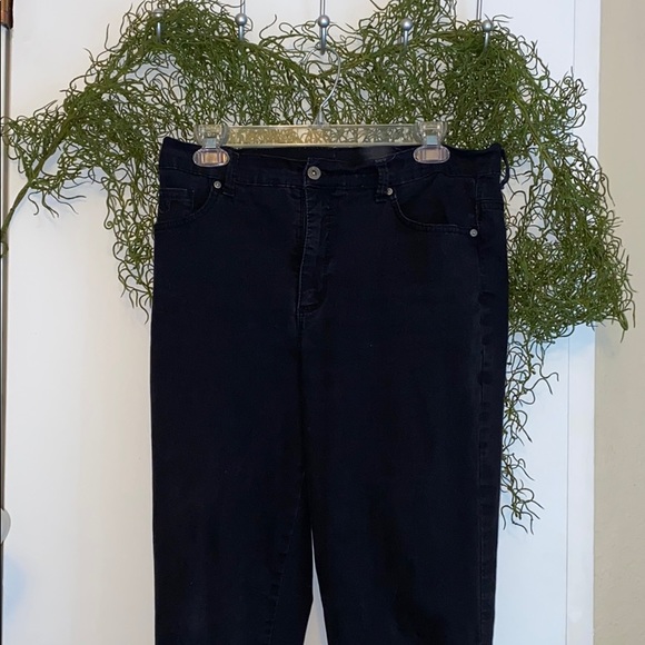 GLORIA VANDERBILT Amanda Black Jeans - Picture 10 of 11